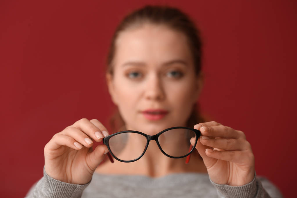 Cilinderes szemüveg enyhíti a homályos látás tüneteit