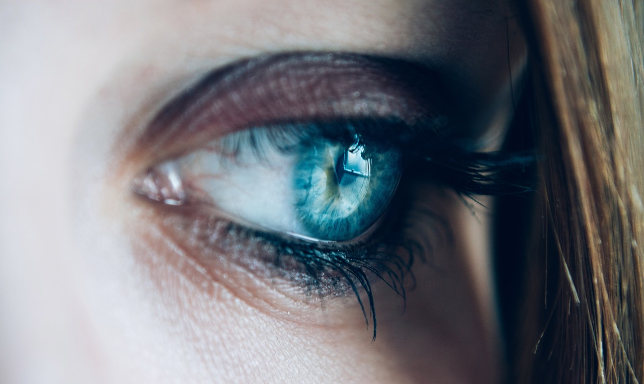 Kék szemű női szem és kötőhártyagyulladás.
