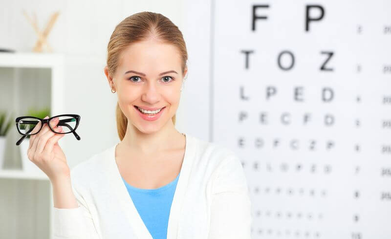 Szemészeti tábla segítégével a szemész megfelelő szemüveget javasolhat