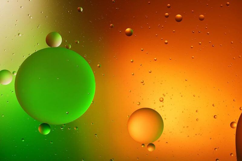 Vörös és zöld színű buborékok